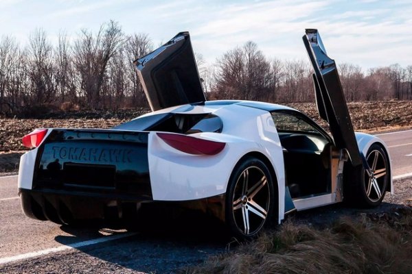 И все пак Марио Дубук и Майк Какогианакис, които някога спечелиха състезание на предприемачи от Квебек със своя проект, имат с какво да се похвалят. Техният екип подготвя оригинално алуминиево шаси с крила с метална рамка и окачване с двойни адаптивни носачи и въздушни пружини.

Електрическият автомобил е деклариран като задвижващ всичките колела, оборудван с два двигателя с обща мощност 800 к.с. и 1357 Нм. Необходими са само две секунди, за да ускори до 97 км/ч, а таванът на скоростта е фиксиран на 257 км/ч.